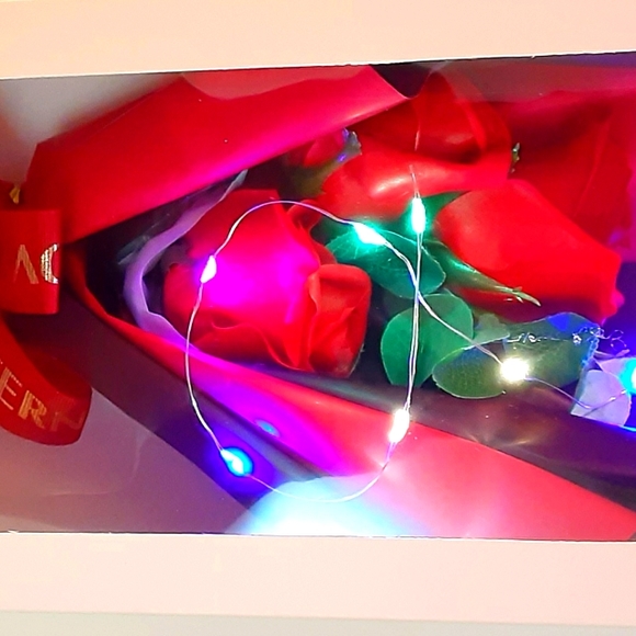 Valentine red rose scented soap bouquet - Picture 3 of 4